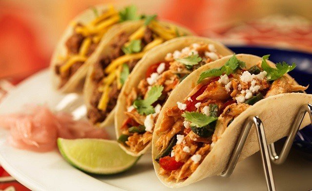 В Челябинске открылась точка мексиканского стритфуда El tacos. Рассказываем, что там есть