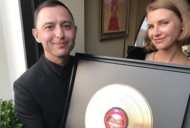 Рома Зверь получает награду за лучший саундтрек