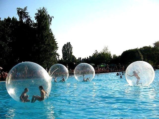 В Челнах появится уличный бассейн с водными шарами