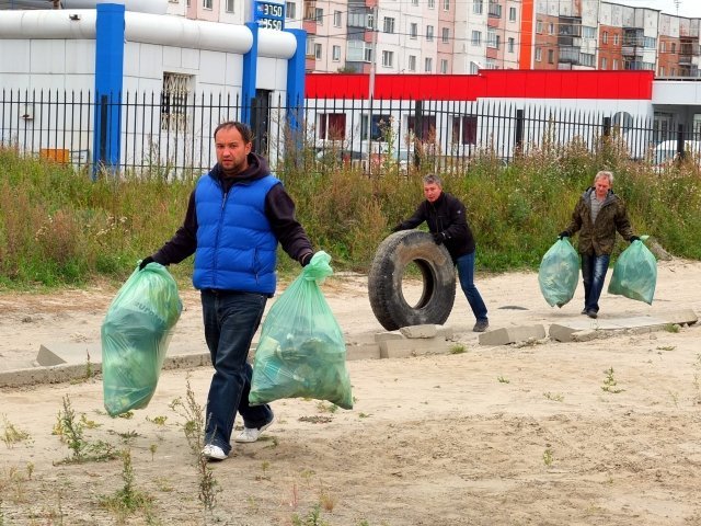 17 грузовиков с мусором: в Сургуте прошел первый субботник 2018