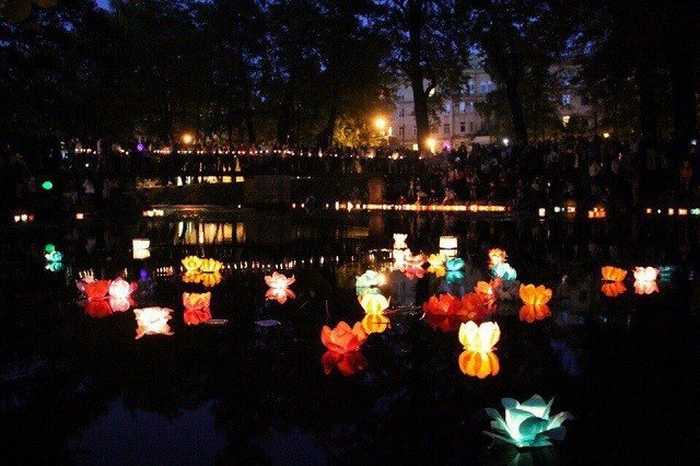 А так фестиваль водных фонариков проходил год назад