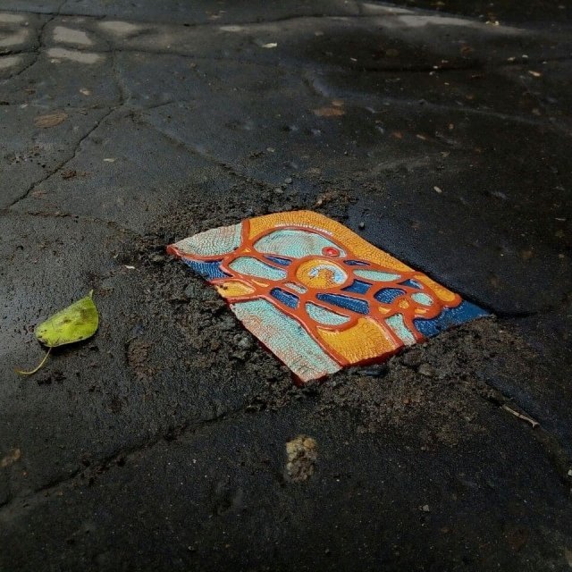 Художник залатал дыры на тротуаре в Иркутске самодельной керамической плиткой 