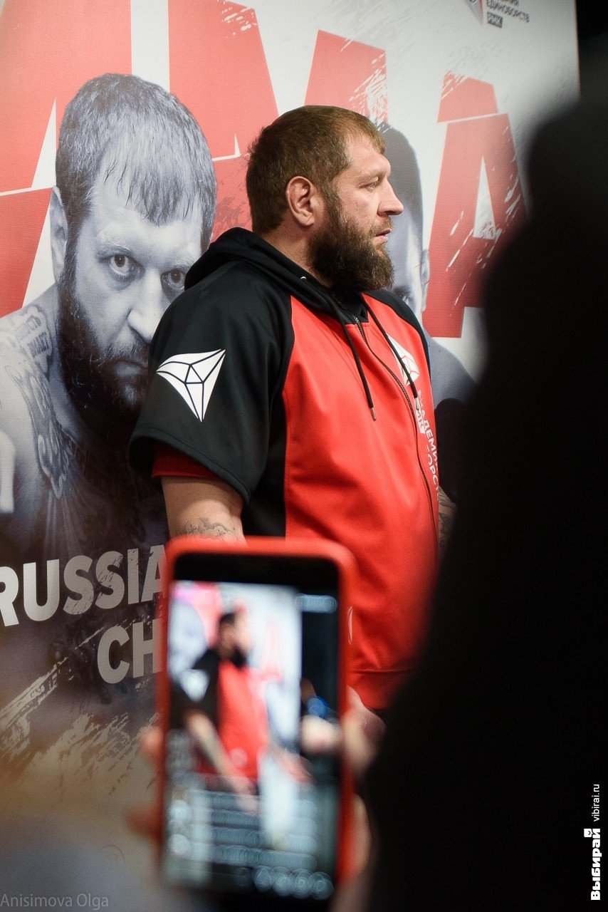 Участники турнира по ММА Russian Cagefighting Championship прошли церемонию взвешивания