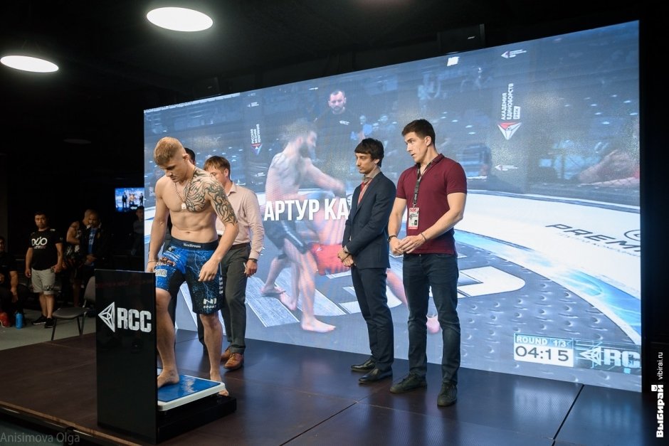 Участники турнира по ММА Russian Cagefighting Championship прошли церемонию взвешивания