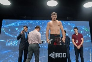 Участники турнира по ММА Russian Cagefighting Championship прошли церемонию взвешивания