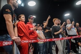 Участники турнира по ММА Russian Cagefighting Championship прошли церемонию взвешивания