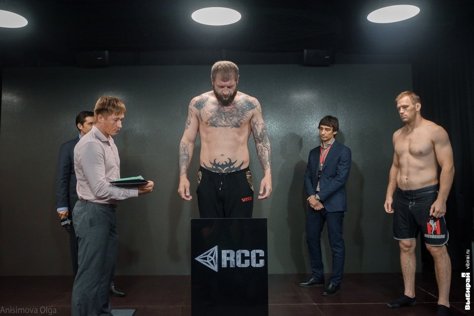 Участники турнира по ММА Russian Cagefighting Championship прошли церемонию взвешивания