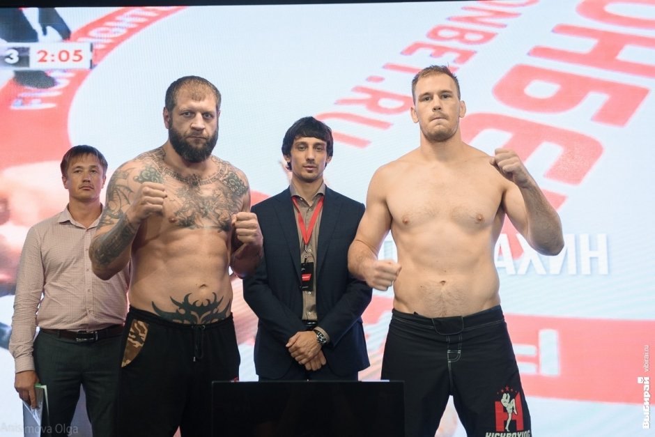 Участники турнира по ММА Russian Cagefighting Championship прошли церемонию взвешивания