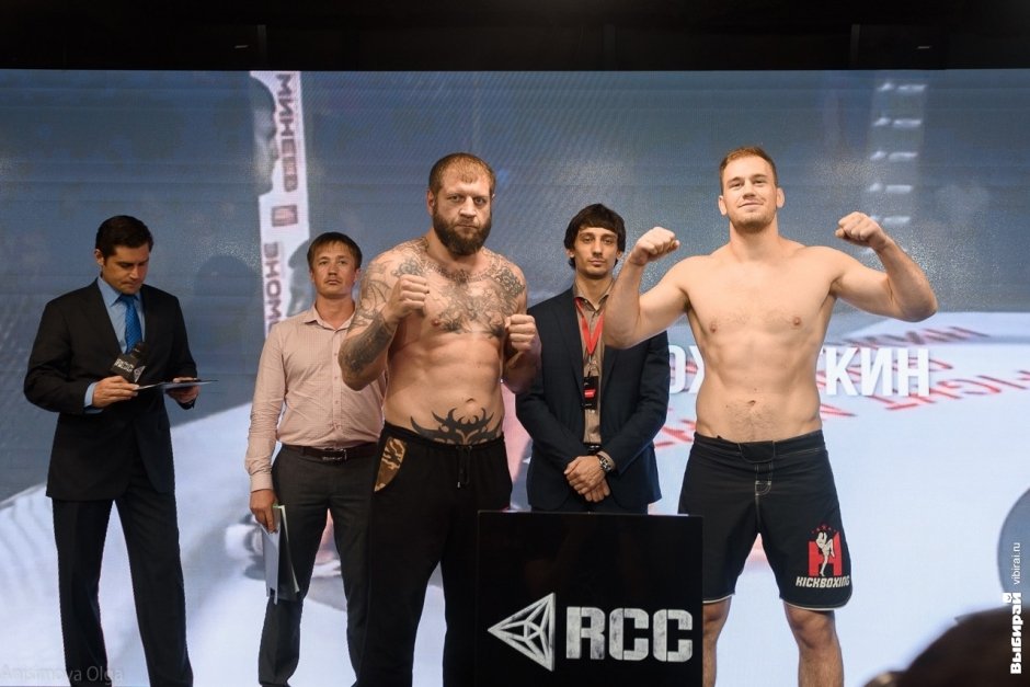 Участники турнира по ММА Russian Cagefighting Championship прошли церемонию взвешивания