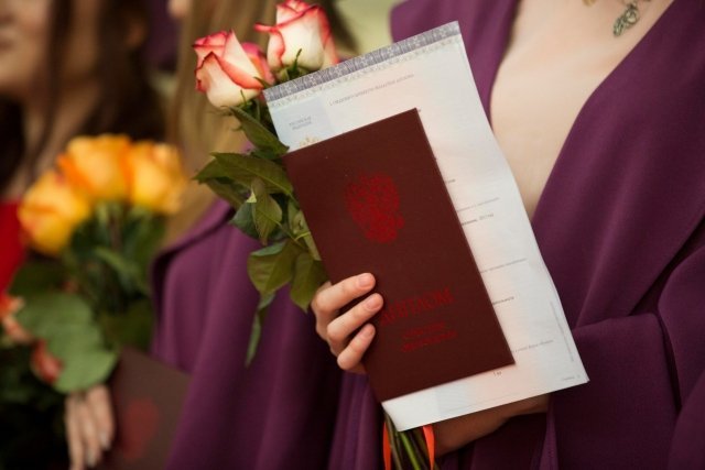 В Сургуте в этом году вручено более 90 красных дипломов/ФОТО