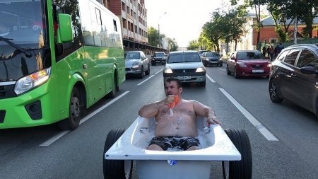 Пьяный россиянин попался на дороге в ванне с мотором [видео]