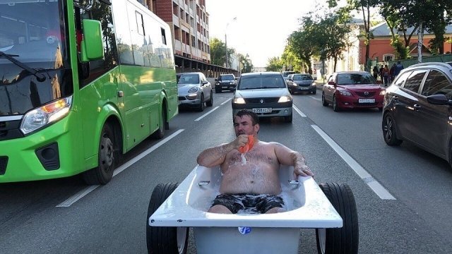 Мужчина проехал в ванне на колесах по центральным улицам Тюмени/ ВИДЕО