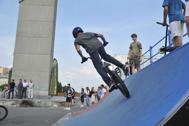 Возле памятника Курчатову открылся новый скейт-парк