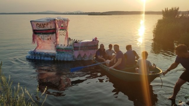 Подростки из Озерска построили корабль Gucci из пластиковых бутылок