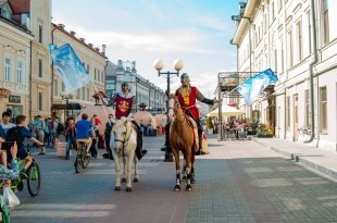 Рыцари на конях вышагивали в самом центре Казани