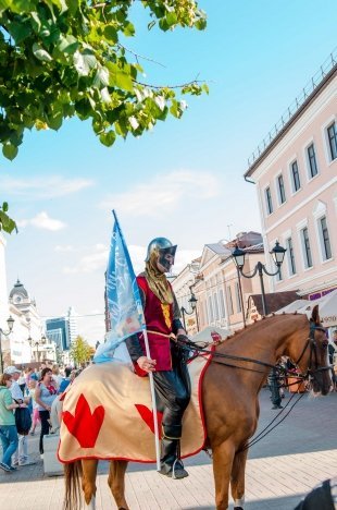 Рыцари на конях вышагивали в самом центре Казани