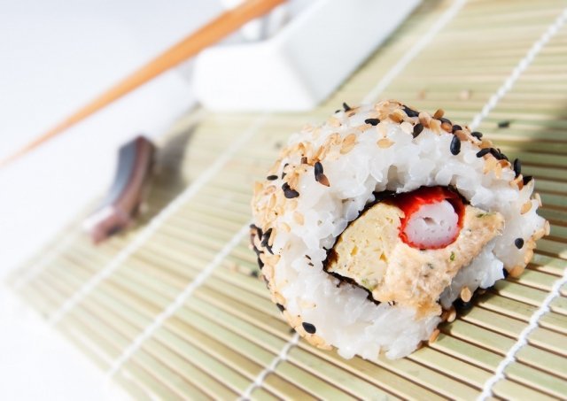На ЧТЗ начал работать новый суши-бар с открытой кухней и большими порциями роллов