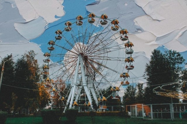 Художник из Челябинска разрисовывает облака на фотографиях городов. Контраст получается мощным! 