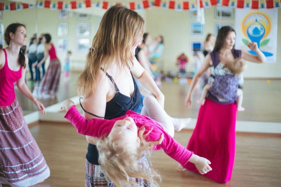 Танец для мам в школе. Мама танцует с ребенком. Занятия танцами. Танцы вместе с мамой. Занятия танцами мама и ребенок.