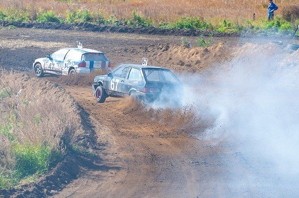 Крутые виражи и пыль из-под колес