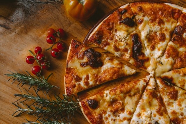 20 октября в Челябинске открывается Cyprus Oven. Там готовят пиццу по-гречески в специальной глиняной печи!
