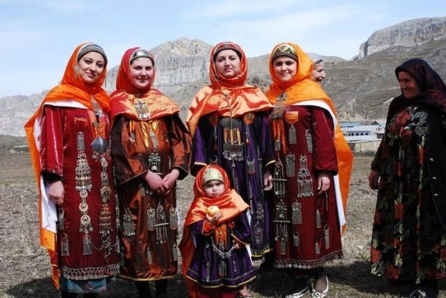 Астраханцев приглашают посмотреть на уникальные костюмы даргинцев
