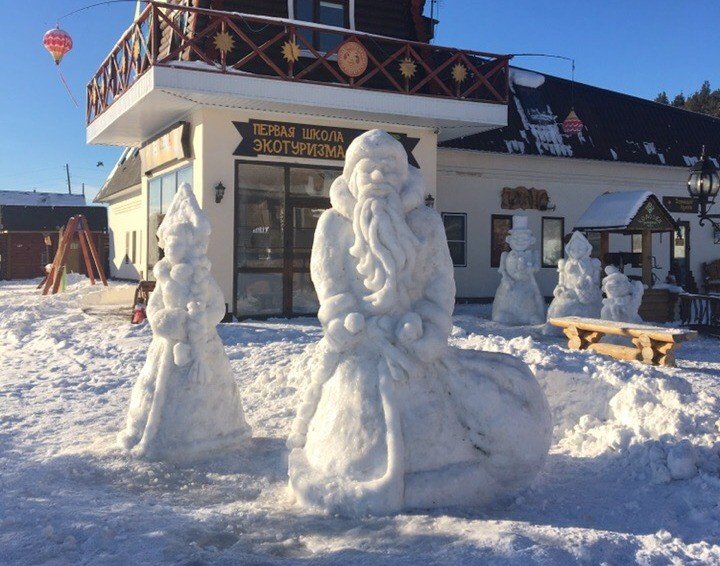 Дед мороз из снега фото. Снегурочка из снега. Дед Мороз и Снегурочка BP cytuf. Дед Мороз из снега. Снежный дед Мороз.