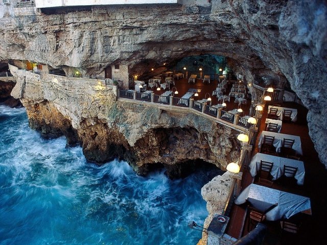 Ужин в тишине и обед и подножья водопада: семь необычных ресторанов мира