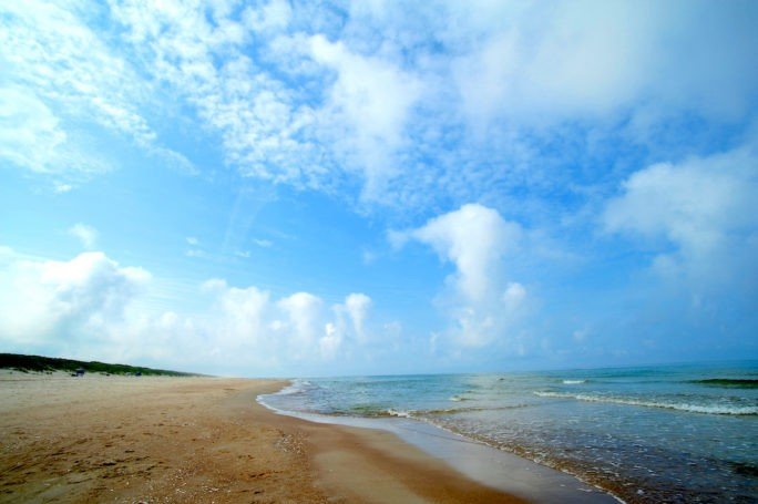 Песчаный полуостров Куршская коса находится между Балтийском морем и пресноводным Куршнским заливом. Это длинная узкая полоса суши с уникальным ландшафтом, флорой и фауной.