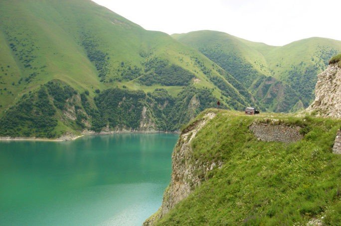 Самое глубокое высокогорное озеро в мире – Кезеной-Ам на Северном Кавказе. Своей чистой бирюзовой водой оно напоминает путешественникам швейцарские озера.
