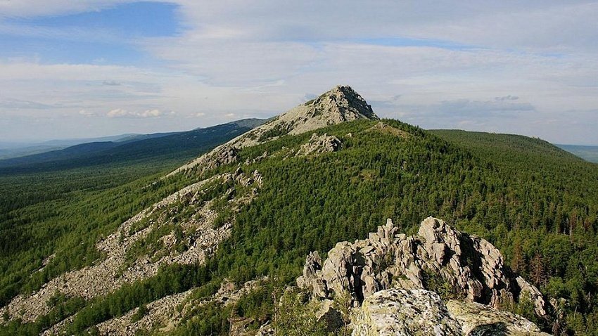 Национальный парк «Таганай» – это огромная территория от хребтов Южного Урала до лесостепей. Если хотите отправиться в поход по нетронутой горной тундре, реликтовым лесам и моховым болотам, то вам точно туда.