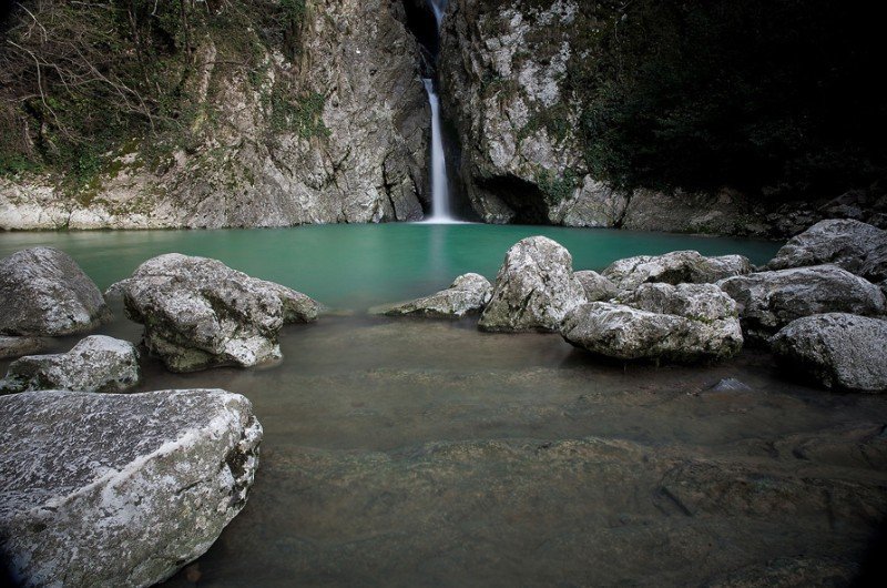 На водопады в нашей стране тоже можно посмотреть. В районе города Сочи на реке Агура расположен целый каскад! Нижний, Средний и Верхний Агурские водопады переливаются голубой водой, а сама река окружена живописными скалами.