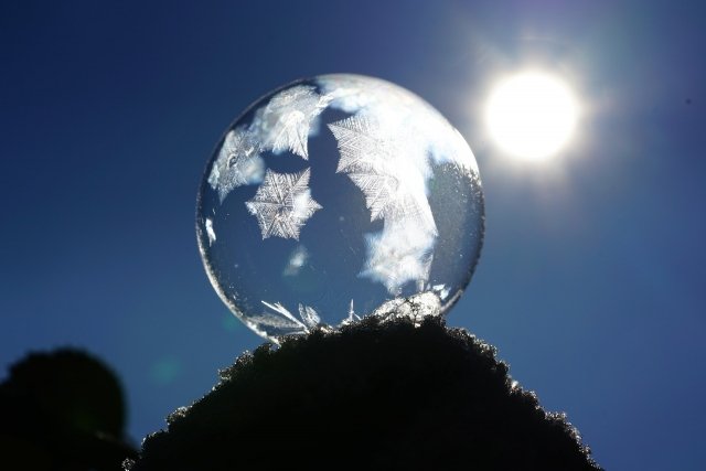 В интернете проходит новый челлендж: сибиряки льют воду на морозе