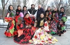 У цыганского шатра