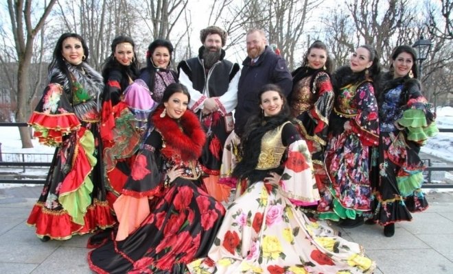 У цыганского шатра
