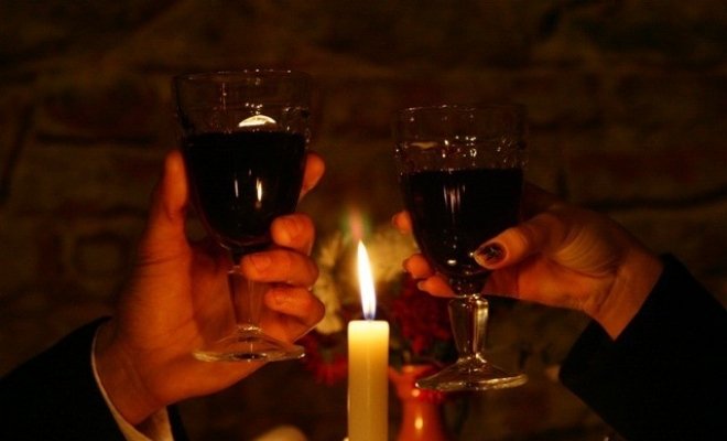 При свечах