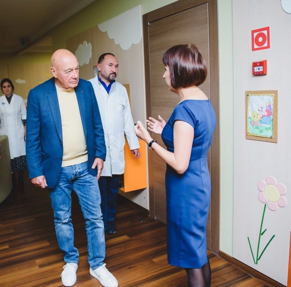 Владимир Познер посетил «Дом Роналда Макдоналда» в Казани