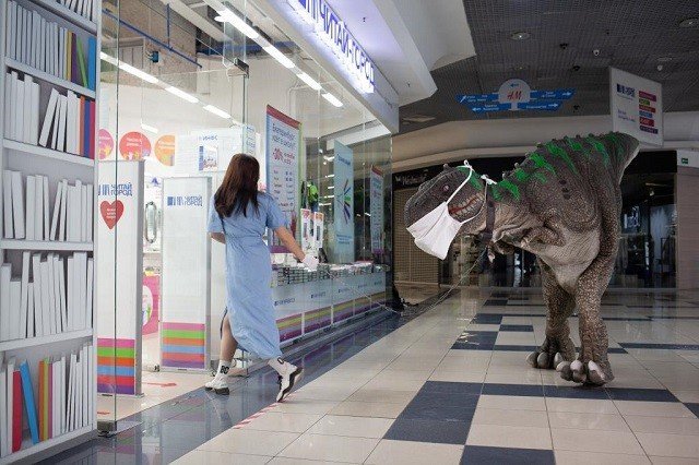 Динозавры в огромной маске и розовой пачке прогулялись по Екатеринбургу