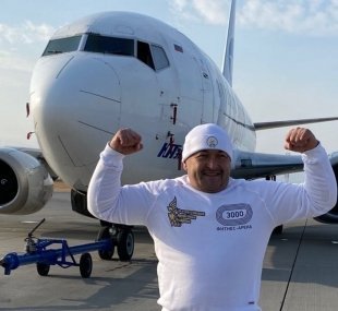Челябинский стронгмен сдвинул с места самолет. Это новый рекорд!