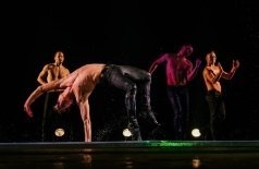 Шоу под дождём VII