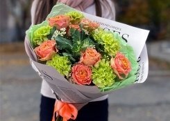 Яркий стильный букет с брассикой, диантусом и розой Луиза