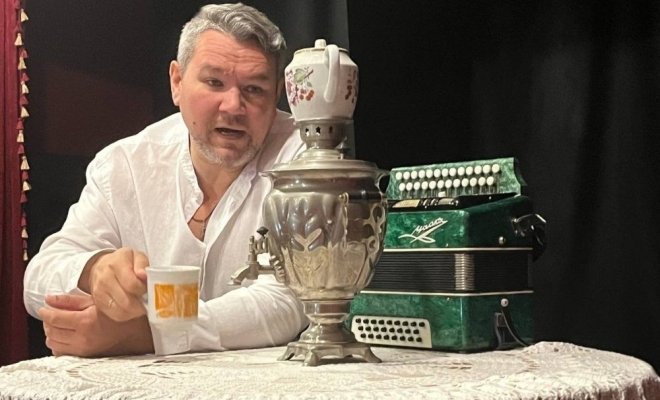 Жил человек