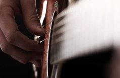Под звуки итальянской гитары и живого вокала