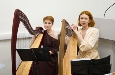 Кельтские арфы и орган при свечах в соборе
