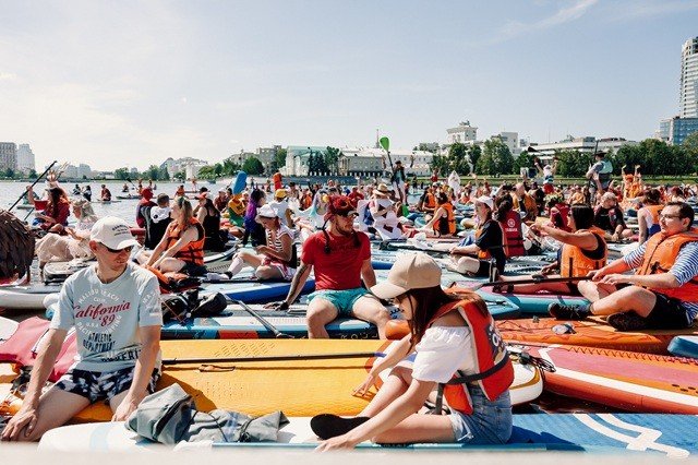В Екатеринбурге больше 1000 человек выйдут на воду в костюмах и на сап-бордах.