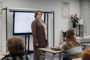 Советская математичка против зумеров в поколенческой комедии «Олдскул».