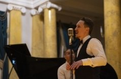 Фрэнк Синатра при свечах во дворце