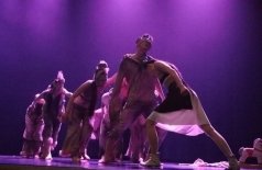 С грозными очами, с острым кулаком девушка-богатырь Кыыдаан