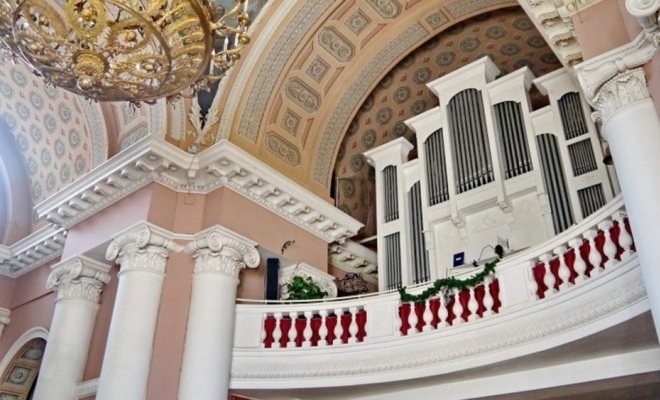 Саундтреки и виртуозный орган при свечах