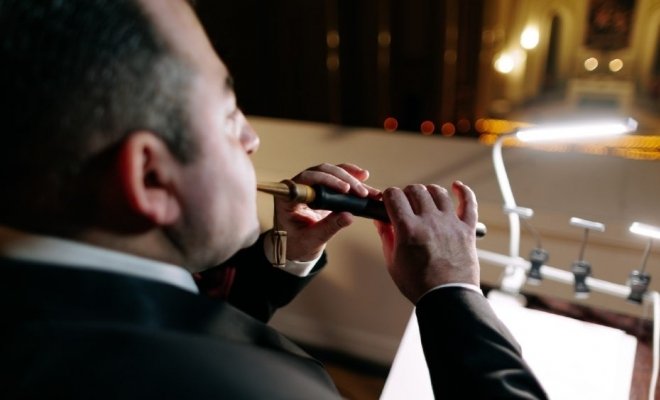 Дудук в сиянии свечей